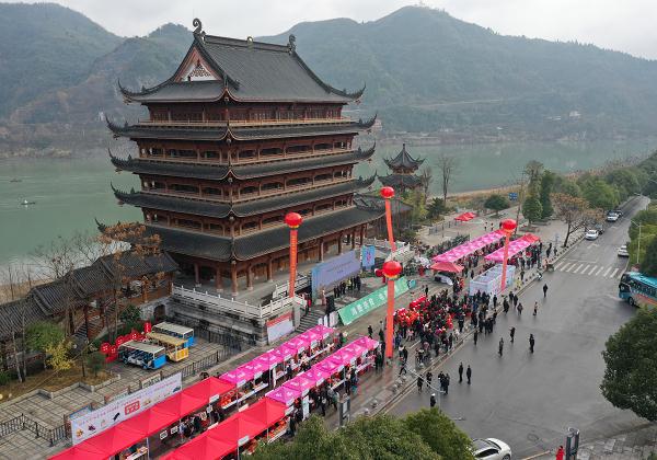 泸溪電(diàn)商年(nián)貨節火(huǒ)熱(rè)開(kāi)啓 消費(fèi)扶貧讓特色農(nóng)産品“俏”起來(lái)