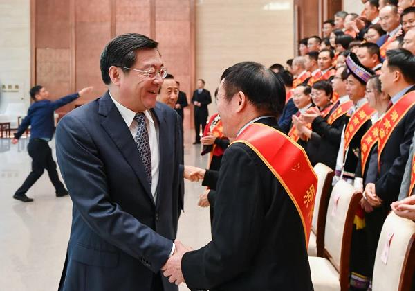 惠農(nóng)網董事(shì)長(cháng)姜仕被授予湖(hú)南(nán)省2020年(nián)“百名最美(měi)扶貧人(rén)物(wù)”