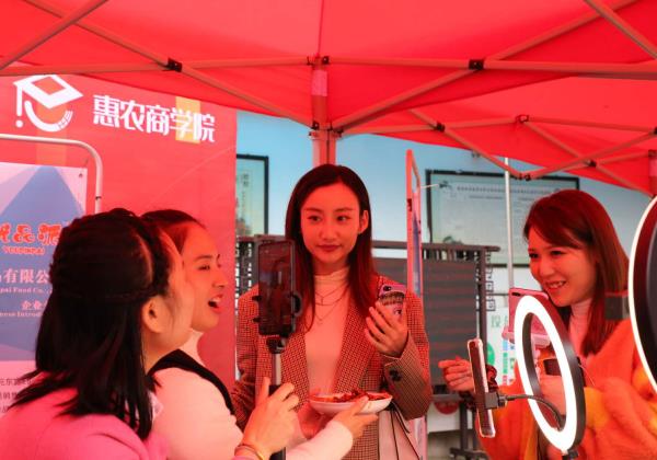 長(cháng)沙縣：㮾梨街(jiē)道(dào)農(nóng)産電(diàn)商直播特訓營搭建全新教育平台 助力鄉(xiāng)村(cūn)振興