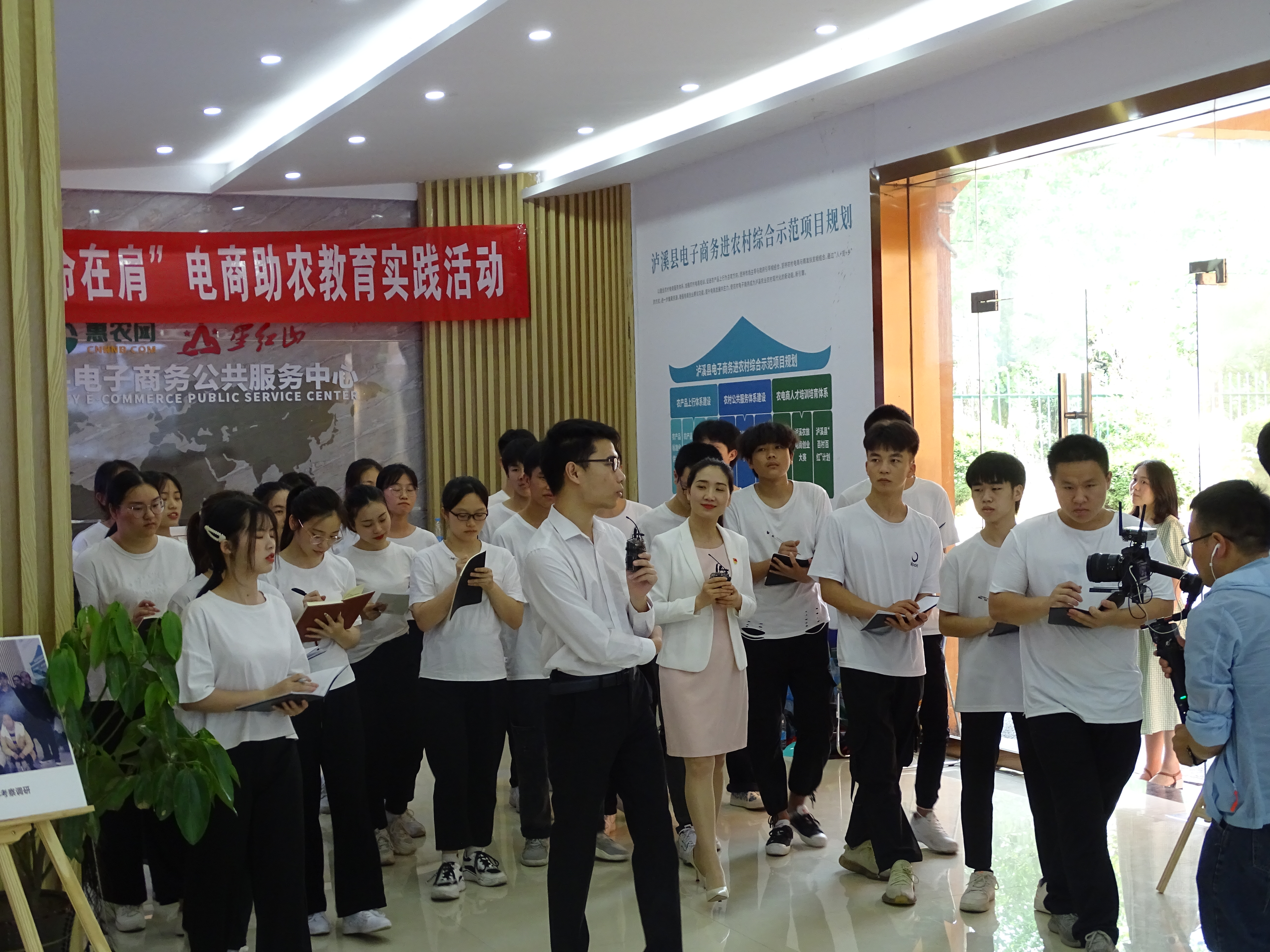 湖(hú)南(nán)省現(xiàn)代物(wù)流職業(yè)技(jì)術(shù)學院一(yī)行(xíng)赴泸溪考察 學習(xí)惠農(nóng)網電(diàn)商助農(nóng)先進經驗
