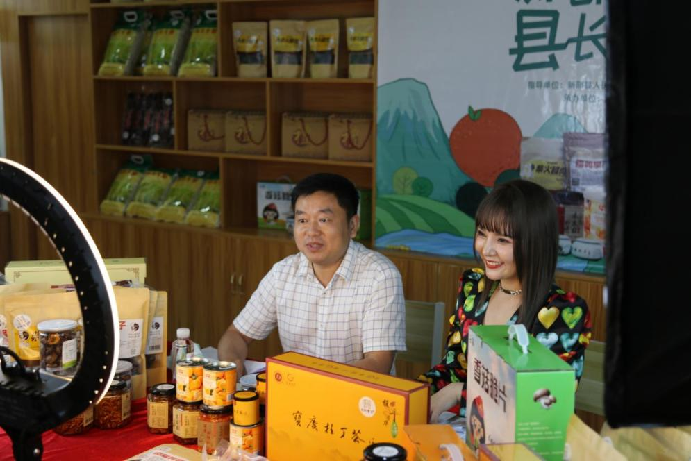 湖(hú)南(nán)新邵縣：農(nóng)産品+電(diàn)商+直播 電(diàn)商人(rén)才成為(wèi)鄉(xiāng)村(cūn)振興“新引擎”